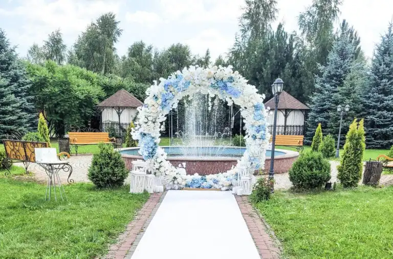 Асиметрична весільна арка з гортензіями: прокат Київ Сучасна прямокутна арка з асиметричними білими гортензіями