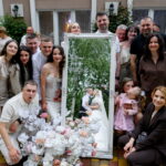 Гості та молодята біля весільного дзеркала