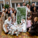Групове фото гостей біля вітального дзеркала