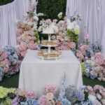 Весільний торт на багатоярусній підставці з десертами