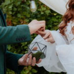 Обмін обручками над скляною скринькою з мохом